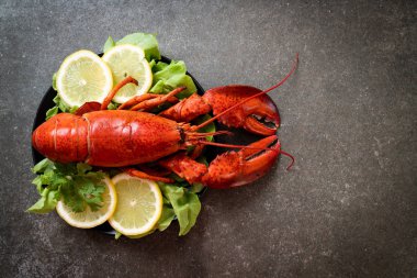 taze Haşlanmış istakoz sebze ve limon ile