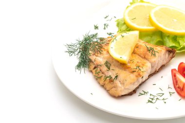 Beyaz arka plan üzerinde izole vagetable ile biftek ızgara balığı balık