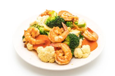 Beyaz arka plan üzerinde izole karides tavada kızartılmış karışık sebze