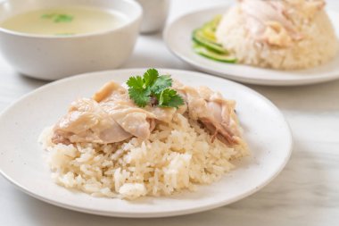 Hainanese tavuklu pilav ya da haşlanmış tavuklu pilav - Asya gıda tarzı