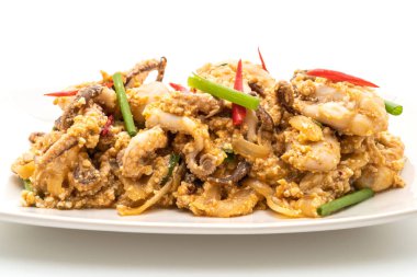 Tavada kızartılmış kalamar ve ahtapot tuzlu beyaz arka plan üzerinde izole yumurta ile