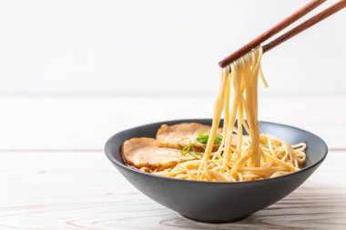chaashu domuz eti - Japon tarzı ile TONKOTSU ramen erişte