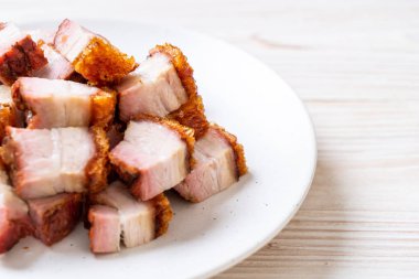 Kıtır kıtır domuz eti mi yoksa kızarmış domuz eti mi?