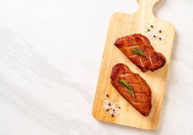 Kızarmış ördek göğsü ahşap tahta üzerinde