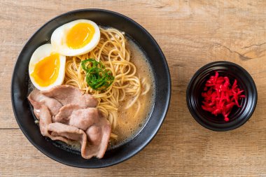 domuz eti ve yumurta - Japon tarzı ile TONKOTSU ramen erişte