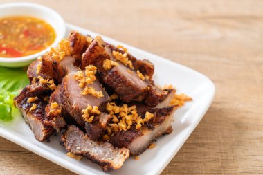 Fried çizgili domuz eti veya gevrek domuz eti veya derin kızarmış domuz yağı sarımsak ile