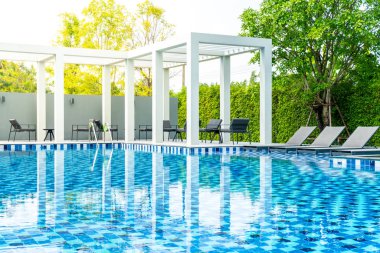 Otel ve tatil seyahat ve tatil için açık yüzme havuzunda havuzuyla yatak