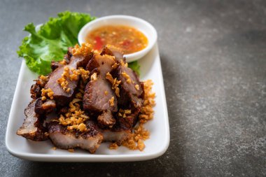 Fried çizgili domuz eti veya gevrek domuz eti veya derin kızarmış domuz yağı sarımsak ile