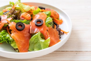 Füme somon salata - sağlıklı gıda tarzı