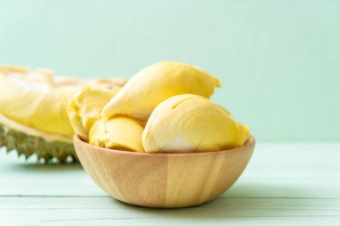 Ahşap zemin üzerinde taze Durian meyvesi