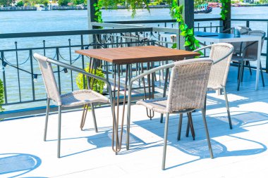 boş açık veranda masa ve sandalye restoran ve kafe