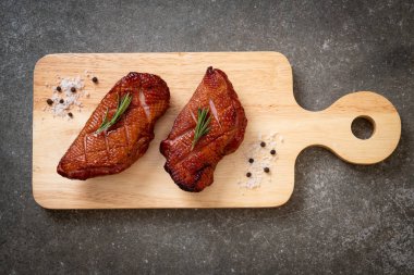 Kızarmış ördek göğsü ahşap tahta üzerinde