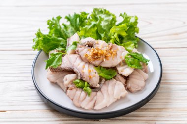 Soslu ve sebzeli haşlanmış balık sosu.