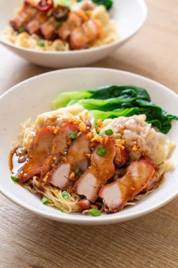 yumurta noodle ile kırmızı kavrulmuş domuz ve mantı - Asya gıda tarzı