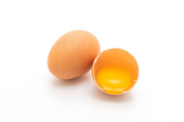 Kırık yumurta ve beyaz arka plan üzerinde izole kabuk