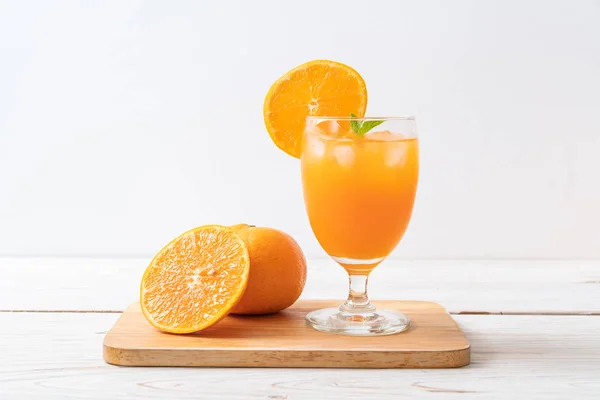 Egy Pohár Narancslé Jéggel — Stock Fotó