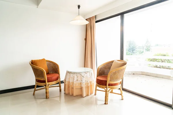 リビング ルームのインテリアで空のテーブルと椅子の装飾 — ストック写真