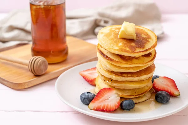 Pancake Butter Strawberries Blueberries Honey — Stock Photo, Image