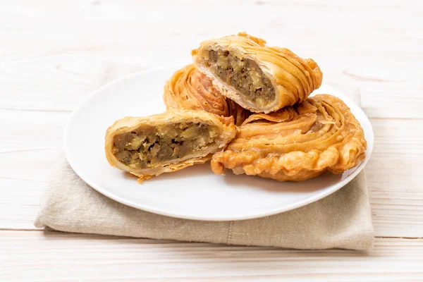 Pâte Feuilletée Curry Poulet Sur Fond Bois — Photo