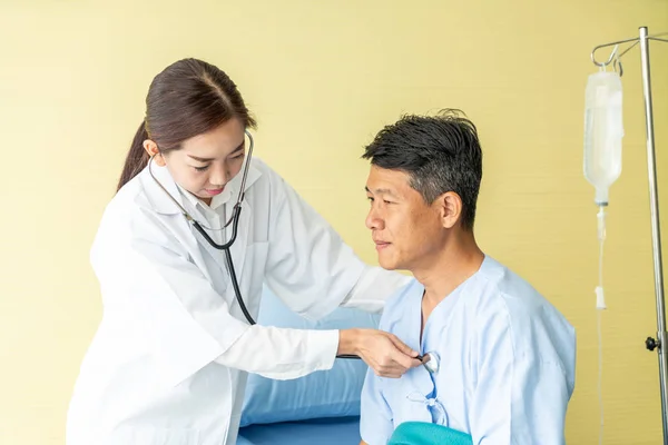 Asijské Starší Pacient Nemocniční Posteli Diskutovat Lékařka Selektivní Zaměření — Stock fotografie