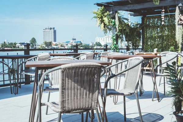 Άδειο Υπαίθριο Patio Τραπέζι Και Καρέκλα Στο Εστιατόριο Και Καφετέρια — Φωτογραφία Αρχείου