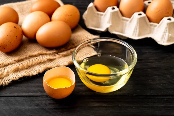 Brown Eggs Wooden Table One Broken Egg Yolk — Stock Photo, Image