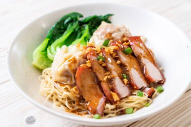 yumurta noodle ile kırmızı kavrulmuş domuz ve mantı - Asya gıda tarzı