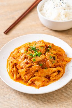 Kore usulü kimchi ile kızartılmış domuz eti.
