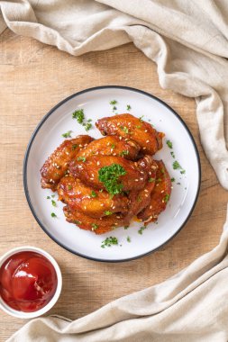 Beyaz susamlı ızgara tavuk kanadı.