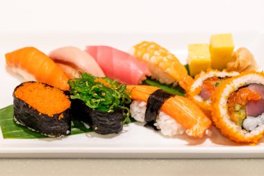 plaka - Japon yemekleri stil üzerinde karışık sushi