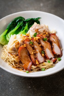 yumurta noodle ile kırmızı kavrulmuş domuz ve mantı - Asya gıda tarzı