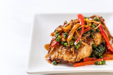 baharatlı tavada kızartılmış ve bitki ile Gruplayıcı balık fileto - Tay gıda tarzı