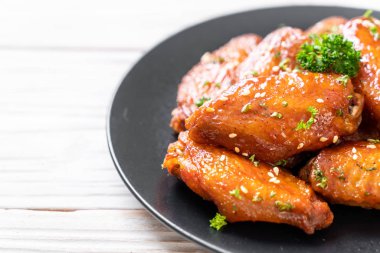 Beyaz susamlı ızgara tavuk kanadı.