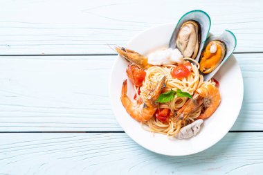 Deniz ürünleri makarna makarna midye, karides, Squis, midye ve domates - İtalyan yemeği tarzı ile