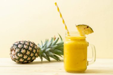 Tahta masada taze ananas suyu bardağı - Sağlıklı içecek