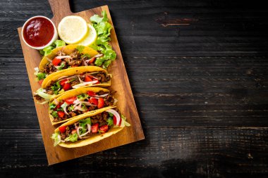 Meksika usulü et ve sebzeli taco.