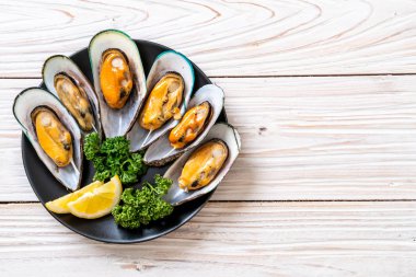 deniz ürünleri midye maydanoz ve limon ile