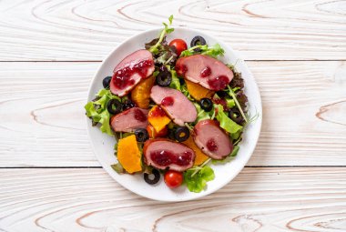 Izgara ördek göğsü sebze salatası ile