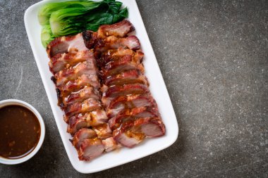 Barbekü kırmızı domuz soslu rosto