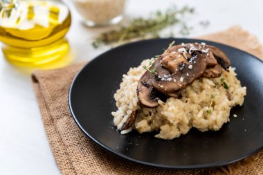Mantar ve peynir ile ev yapımı risotto