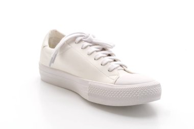 Beyaz arka planda izole edilmiş beyaz spor ayakkabılar