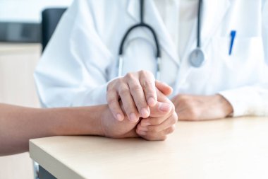 Bir kadın doktor üst düzey hastasını - seçici odak noktası tutan el