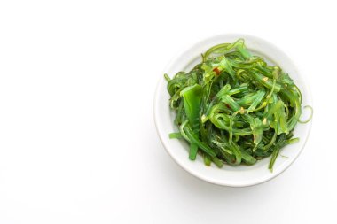 yosun salata üzerine beyaz izole arka plan - Japon gıda tarzı