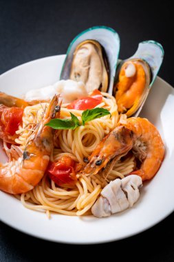 Deniz ürünleri makarna makarna midye, karides, Squis, midye ve domates - İtalyan yemeği tarzı ile