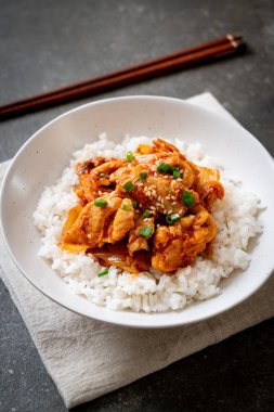 Pirinçli kimchi ve domuz kızartması. Kore usulü.