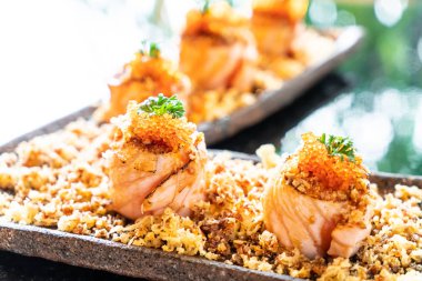 Somon suşi rulo soslu - Japon gıda tarzı