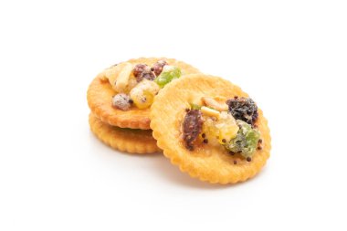 kraker bisküvi ile beyaz arka plan üzerinde izole Kuruyemiş