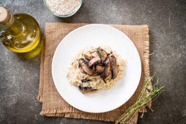 Mantar ve peynir ile ev yapımı risotto