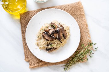 Mantar ve peynir ile ev yapımı risotto