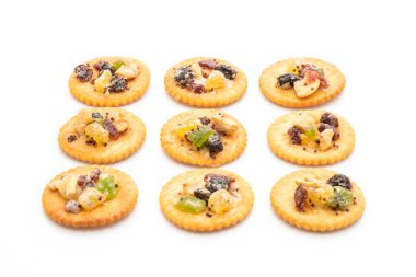 kraker bisküvi ile beyaz arka plan üzerinde izole Kuruyemiş